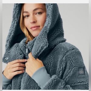 ALO Foxy sherpa jacket size small Blue steel rare sold out color!!